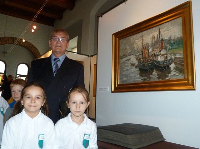 Na pierwszym planie dwa statki parowe, w tle panorama Szczecina z Mostem Kłodnym i Zamkiem Książąt Pomorskich. Widok w 1919 roku namalowany przez Eugena Dekkerta ucznia słynnego Ludwiga Mosta od dziś można oglądać w Muzeum Historii Szczecina.