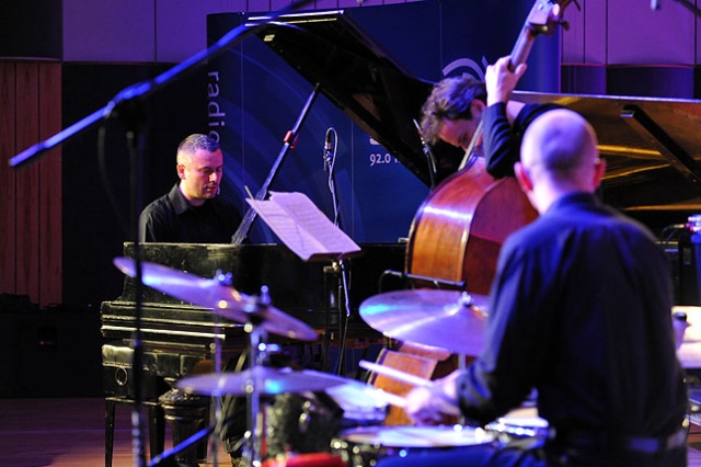 Dziś w studiu S-1 im. Jana Szyrockiego Polskiego Radia Szczecin wystapiło trio pianisty Michała Tokaja. Był to pierwszy koncert w ramach projektu Akademia Jazzu.