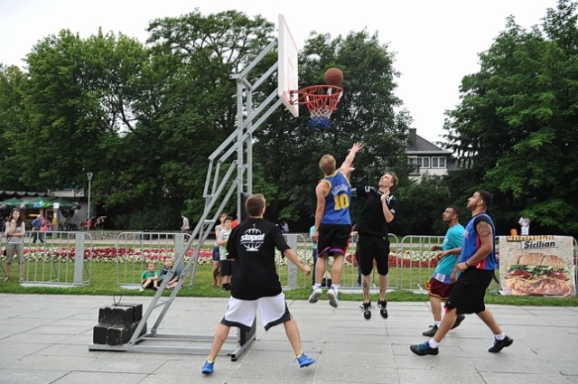 Reprezentanci Polski w koszykówce, szczecinianie Szymon Szewczyk i Tomasz Gielo, propagują w naszym mieście basket. Prowadzili specjalne treningi, koszykarskie warsztaty oraz zagrali w ulicznym turnieju.