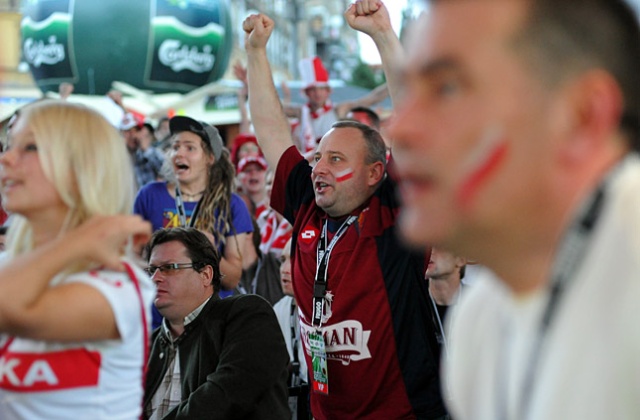 Pochwały m.in. za organizację i atmosferę imprezy oraz wspólne oglądanie rozgrywek w pubach. Przez cały czas trwania Euro prasa w Stanach Zjednoczonych na swoich sportowych stronach szeroko opisywała mistrzostwa.