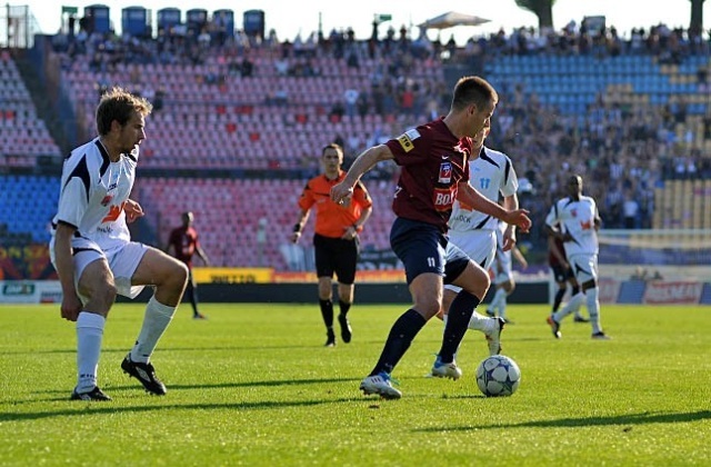 Piłkarze Pogoni Szczecin rozpoczynają dziś przygotowania do rozgrywek o mistrzostwo Polski. Dziś w samo południe ruszył inauguracyjny trening, który prowadzi nowy szkoleniowiec Portowców, Artur Skowronek.