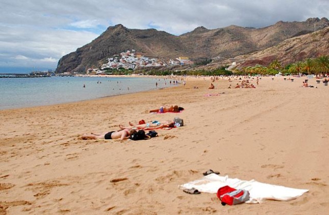 Biuro podróży Sky Club które wysłało na wakacje 9,5 tys. klientów właśnie ogłasza upadłość - informuje TVN24.