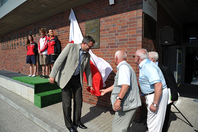 Pamiątkowa tablica odsłonięta, mistrzostwa Polski w pływaniu juniorów rozpoczęte.