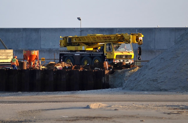Termin zakończenia budowy gazoportu nie jest zagrożony. Przynajmniej na razie - zapewnił podczas sejmowej debaty minister skarbu państwa. Poświęcona była ona problemom, które pojawiły się po złożeniu przez dwie budujące terminal firmy wniosków o upadłość.