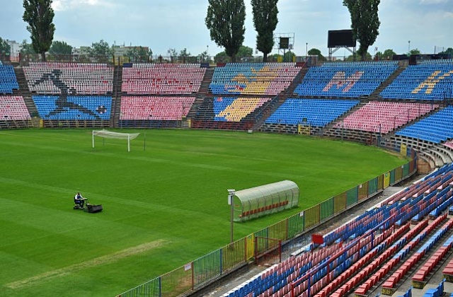 Piłkarska Pogoń Szczecin poszukuje... stewardów, którzy podczas rozgrywek ekstraklasy będą pomagać kibicom na stadionie. W ciągu kilkunastu dni ruszą castingi.