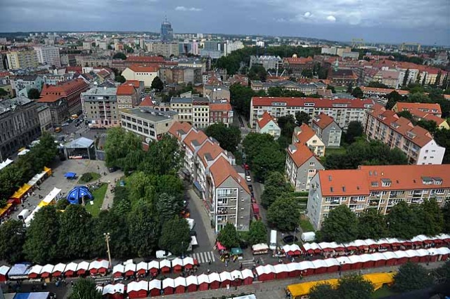 Ponad 200 wystawców z Polski, Litwy i Niemiec prezentuje produkty regionalne i rękodzieło, a w piątek wieczorem na pl. Orła Białego zagrają Kapela ze Wsi Warszawa i zespół Raz Dwa Trzy, a w katedrze zabrzmi muzyka Carla Loewego. W Szczecinie ruszył IV Jarmark Jakubowy.
