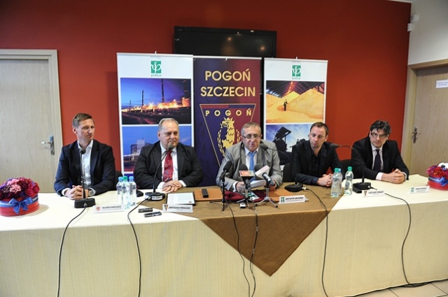Na 7-cyfrową kwotę opiewa nowa umowa sponsorska Pogoni Szczecin z Zakładami Chemicznymi Police. W piątek podpisano ją w siedzibie klubu. Z koszulek Portowców zniknie dotychczasowe logo browaru Bosman, które zastąpi biało-zielony znaczek polickiego potentata.