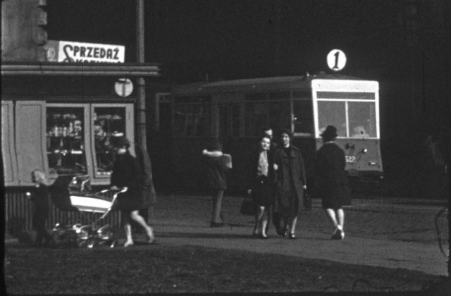 Tramwaje jeżdżące po Obrońców Stalingradu w Szczecinie i słynne Warszawy. Takie scenki pod koniec lat 60. nakręcili filmowcy z Klubu Filmowego Cuma Polskiej Żeglugi Morskiej. Film od zapomnienia uratowało Stowarzyszenie OFFicyna, które w czwartek pokaże go w ramach kolejnej odsłony projektu Stary Cyfrowy Szczecin.