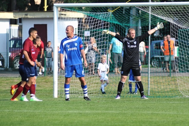 Piłkarze Floty Świnoujście pokonali Pogoń Szczecin 2:1 w charytatywnym meczu na rzecz chorego na nowotwór piłkarza i wieloletniego działacza MKS Ina Goleniów.
