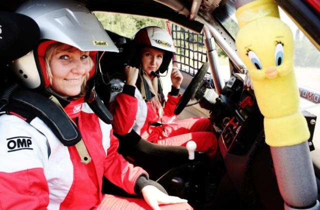 Dwie kobiety i terenowe auto, czyli damska załoga cross country, jest już po pierwszych testach. Szczecinianka - Klaudia Podkalicka i jej pilot - Joanna Madej ćwiczyły w sobotę na poligonie w Wołczkowie.