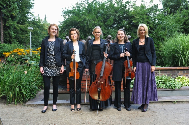Utwory Straussa, Brahmsa, Bernsteina, Piazzolli, Gershwina, Howarda, Legranda czy Edith Piaf rozbrzmiały w szczecińskim ogrodzie różanym. To kolejne spotkanie artystyczne w ramach projektu Różany Ogród Sztuki.