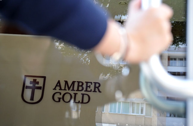 Amber Gold ogłosiła likwidację, pozostawiając tysiące klientów, którzy pytają co dalej z pieniędzmi W komunikacie na swojej stronie spółka informuje też, że w tej sprawie będzie kontaktować się listownie. To jednak nie uspokoiło nastrojów.