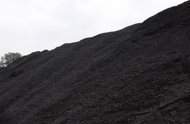 Coraz więcej spółek portowych chce magazynować u nas węgiel. Przygotowują do tego nowe place składowe. Jeżeli węgiel trafi do portów Szczecina i Świnoujścia, jest pewne że zostanie wyeksportowany droga morską. To zaś będzie korzystne dla firm zajmujących się przeładunkami.