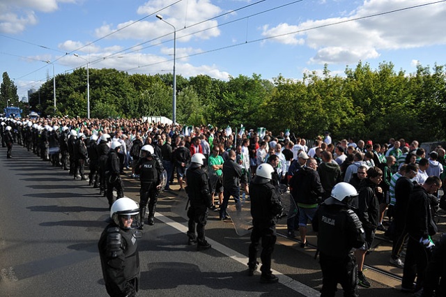 Blisko 800 kibiców Lechii Gdańsk przyjechało do Szczecina na poniedziałkowy mecz ekstraklasy, który ich drużyna zagra z Pogonią Szczecin.