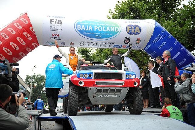 Polacy dobrze wypadają w pierwszym odcinku rajdu Baja Poland na poligonie w Drawsku Pomorskim. Mimo awarii, Krzysztof Hołowczyc zajmuje 3. miejsce, a Adam Małysz uplasował się na pozycji 6.