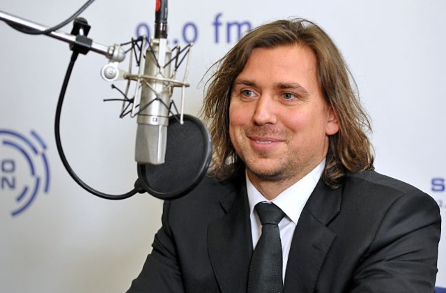 Poseł Prawa i Sprawiedliwości, Tomasz Kaczmarek, czyli słynny agent Tomek przyłapany na piciu alkoholu w miejscu publicznym. Zdjęcia opublikował sobotni Super Express.