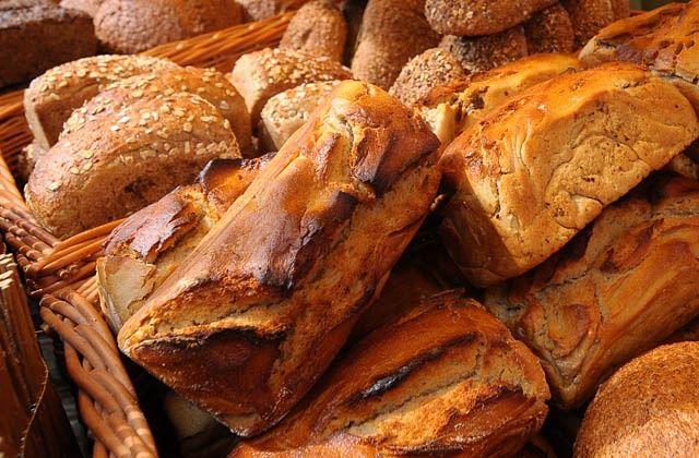 Za niektóre produkty spożywcze zapłacimy w naszym regionie nawet o 40 proc. więcej niż rok temu - wynika z danych Głównego Urzędu Statystycznego. Droższe są m.in. mięsa, ryby i pieczywo. Według raportu, wyższe są też wynagrodzenia.