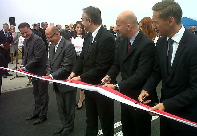 Regionalny Park Przemysłowy w Gryfinie otwarty. Wstęgę symbolicznie przeciął wicepremier Waldemar Pawlak razem z zachodniopomorskimi parlamentarzystami i samorządowcami.