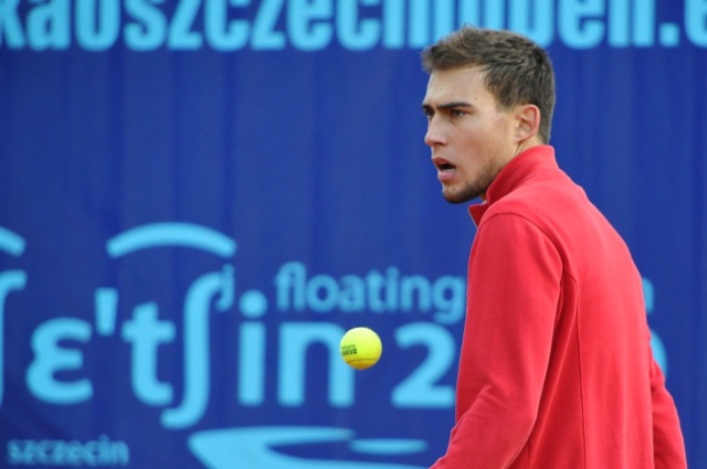 Jerzy Janowicz pokonał Ukraińca Artema Smirnowa 6:3, 6:1 w II rundzie tenisowego turnieju rozgrywanego na kortach przy alei Wojska Polskiego.