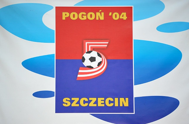 Halowi piłkarze nożni Pogoni 04 Szczecin odnieśli pierwsze zwycięstwo w rozgrywkach o mistrzostwo Polski.
