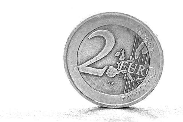 Polska rozważy wprowadzenie wspólnej europejskiej waluty, gdy strefa euro uporządkuje swoje problemy - powiedział dziś w Łodzi prezes Narodowego Banku Polskiego Marek Belka.