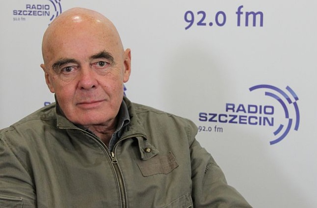 Odtwórca głównych ról w kultowych filmach Miś, Rozmowy kontrolowane, Rejs czy Co mi zrobisz, jak mnie złapiesz był gościem audycji Radio Cafe.