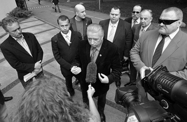 O przedłużenie śledztwa w sprawie śmierci Andrzeja Leppera wystąpiła warszawska prokuratura okręgowa. Jak argumentował jej rzecznik, śledczy potrzebują więcej czasu na analizę materiału dowodowego.