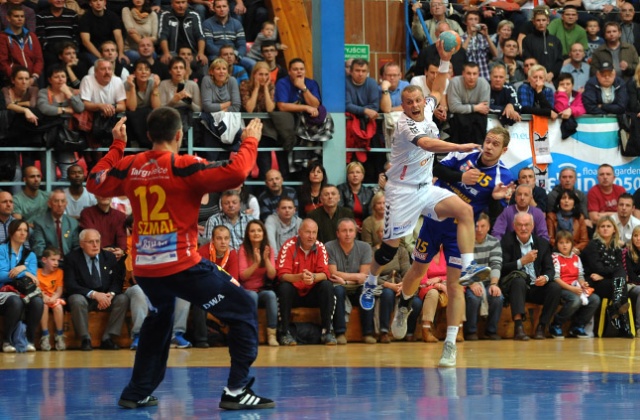Gaz System Pogoń Szczecin przegrała z 9-krotnym mistrzem Polski w piłce ręcznej Vive Targi Kielce 28:39 (11:18) w szóstej kolejce spotkań Superligi.