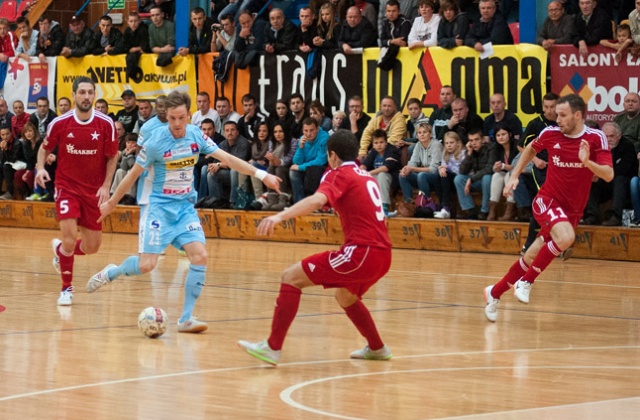 Pogoń 04 Szczecin w ekstraklasie futsalu pokonała w hali przy ul. Twardowskiego Wisłę Kraków 3:1.