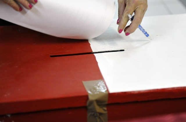 Gdyby wybory odbyły się dziś, na PiS zagłosowałoby 40 proc., a na PO - 35 proc. wyborców - tak wynika z najnowszego sondażu przeprowadzonego przez TNS Polska na zlecenie Wiadomości TVP1.