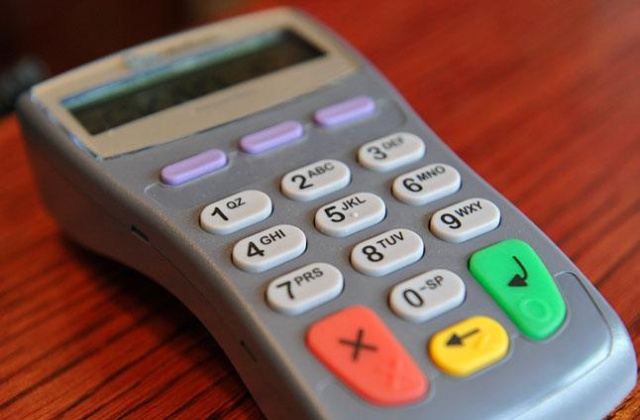 Coraz więcej operatorów i banków chce wprowadzić na polski rynek usługę, dzięki której będziemy mogli płacić przykładając telefon do terminala.