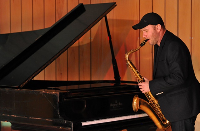 Jesienną odsłonę 11. Zmagań Jazzowych zainauguruje jeden z najlepszych polskich saksofonistów Maciej Sikała, prezentując swoje nowe trio. Kolejne mocne punkty festiwalu to koncerty włoskiej gwiazdy Jazz Fusion, gitarzysty Francesco Bruno oraz japońskiego pianisty Makoto Kuriya, którego popularność w kraju kwitnącej wiśni można porównać do popularność Leszka Możdżera w Polsce.