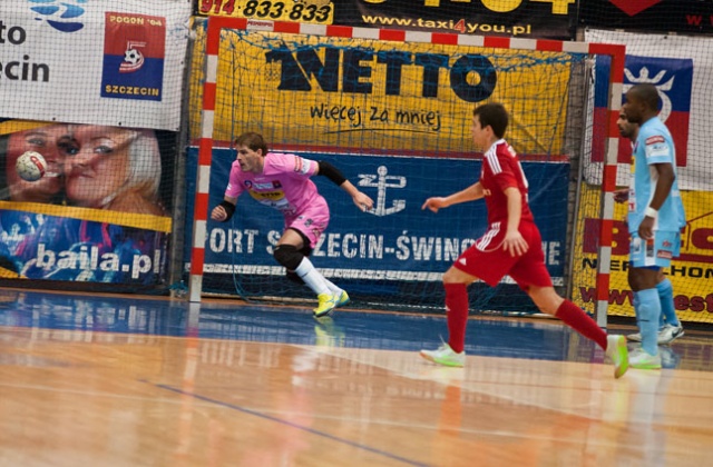 W piątej kolejce ekstraklasy futsalu Pogoń 04 Szczecin zagra z GKS-em Tychy. Piątkowe spotkanie odbędzie się w hali przy ul. Twardowskiego w Szczecinie.