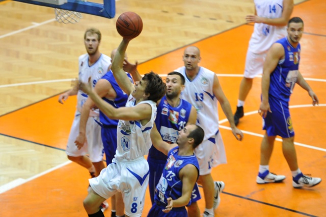 Koszykarzy AZS-u Radex Szczecin zagrają na wyjeździe ze Zniczem Basket Pruszków w piątej kolejce rozgrywek o mistrzostwo I ligi.