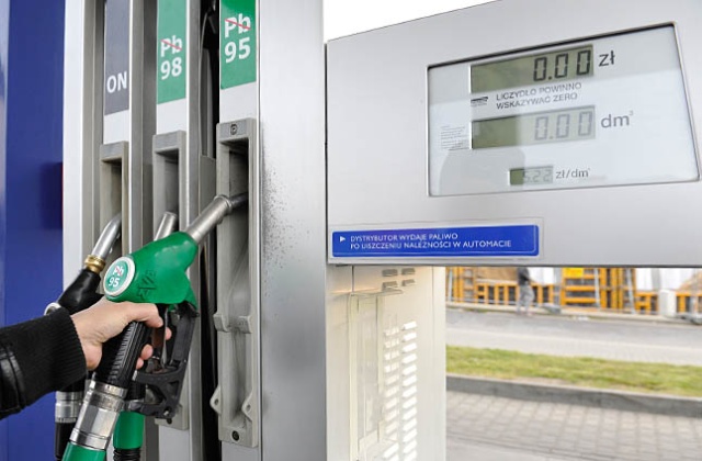 Ceny na stacjach benzynowych powinny w najbliższym czasie spaść o kilka groszy na litrze.