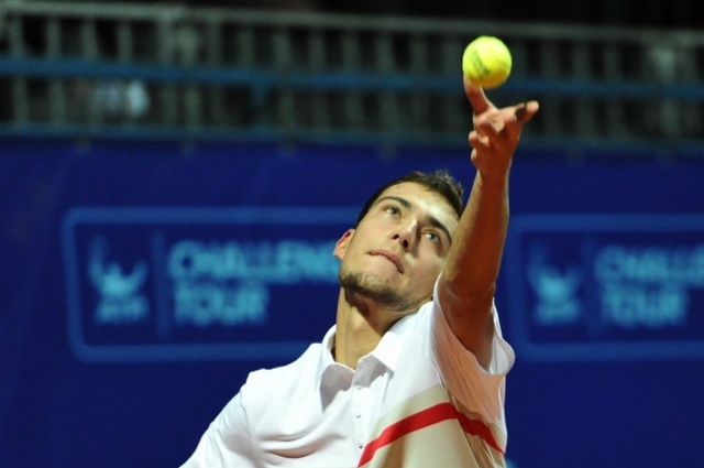 Jerzy Janowicz wygrał z Francuzem z Gillesem Simonem półfinał tenisowego turnieju ATP w Paryżu (pula nagród 2,43 mln euro).