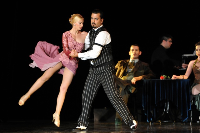 Tango Pasión od 1993 roku jest regularnie wystawiane na deskach Broadwayu, a nowojorska publiczność, uznawana za najbardziej wymagającą na świecie, zawsze oklaskuje ich na stojąco.