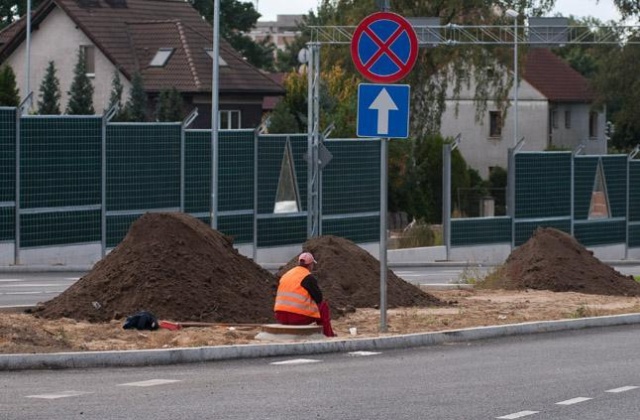 Ministerstwo transportu proponuje zmiany w rozporządzeniu dotyczącym ochrony przed hałasem i zastępowanie ekranów akustycznych np. drzewami - informuje Puls Biznesu.