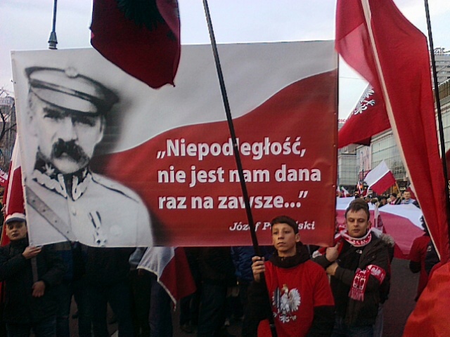24 salwy armatnie i uroczysta odprawa wart wystawionych przez wszystkie rodzaje sił zbrojnych. Ceremonia przed Grobem Nieznanego Żołnierza na placu Piłsudskiego w Warszawie rozpoczęła oficjalne obchody Święta Niepodległości.