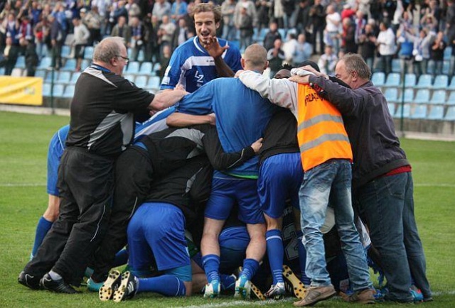 Dach na świnoujskim stadionie Floty znowu z poślizgiem. Miasto nie rozstrzygnęło przetargu na dokończenie prac.