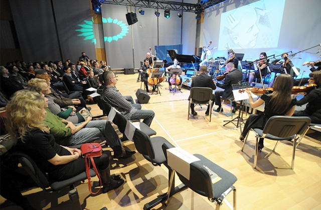 Kompozytor i pianista jazzowy Michał Wróblewski występuje wraz ze szczecińską orkiestrą Baltic Neopolis w studiu koncertowym im. Jana Szyrockiego Radia Szczecin.