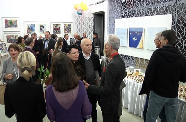Pokazem prac jednego z najwybitniejszych polskich fotografów, Tomka Sikora i angielskiego malarza, ekspresjonisty Colina Michaela rozpoczęła swoją działalność nowa galeria w Szczecinie.