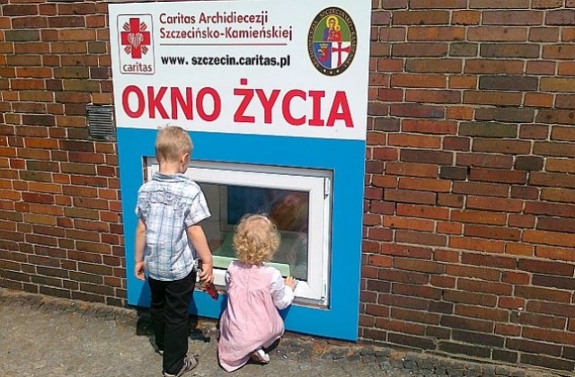 Komitet Praw Dziecka ONZ domaga się delegalizacji Okien Życia, w których matki mogą zostawić swoje dzieci anonimowo i bez konsekwencji prawnych - pisze Wprost. Zdaniem działaczy, narusza to prawo dziecka do poznania swoich rodziców.
