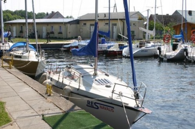 Marina w Lubczynie wreszcie doczeka się remontu. Gmina Goleniów wybrała wykonawcę inwestycji nad Jeziorem Dąbie. Najniższą ofertę, czyli 6,5 mln zł zaproponowała spółka Aarsleff i to ona wygrała przetarg.