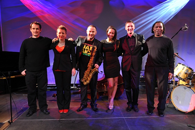 Marszałek Olgierd Geblewicz i saksofonista jazzowy Sylwester Ostrowski podczas najbliższych świąt Bożego Narodzenia chcą rozśpiewać całe województwo. W studiu koncertowym S-1 im. Jana Szyrockiego Polskiego Radia Szczecin szczecińscy muzycy nagrali świąteczną płytę.