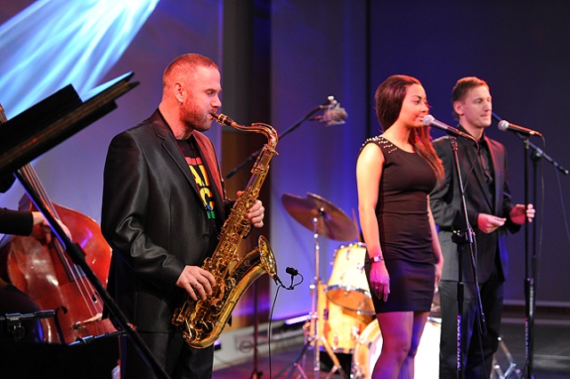Marszałek Olgierd Geblewicz i saksofonista jazzowy Sylwester Ostrowski nagrali świąteczną płytę. Wraz z premierą świątecznego singla mamy dla Was muzyczny konkurs na nagranie najciekawszej interpretacji Szczecińskiej Pastorałki.