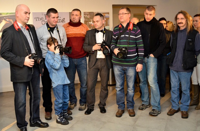 Około 200 osób przyszło w piątkowy wieczór do Muzeum Techniki i Komunikacji - Zajezdnia Sztuki w Szczecinie na wernisaż wystawy Szczecińska Fotografia Prasowa 2012 - Pierwsza Migawka.