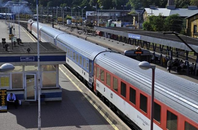 PKP Przewozy Regionalne przejmują 15 połączeń Kolei Śląskich, które poprosiły o pomoc w organizowaniu transportu dla pasażerów.