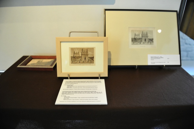 Nie do rodziny i nie do bliskich, ani nawet pod konkretny adres. W środę od samego rana szczecinianie wysyłali kartki w przyszłość. Muzeum Historii Szczecina na jeden dzień zamieniło się w pocztę.