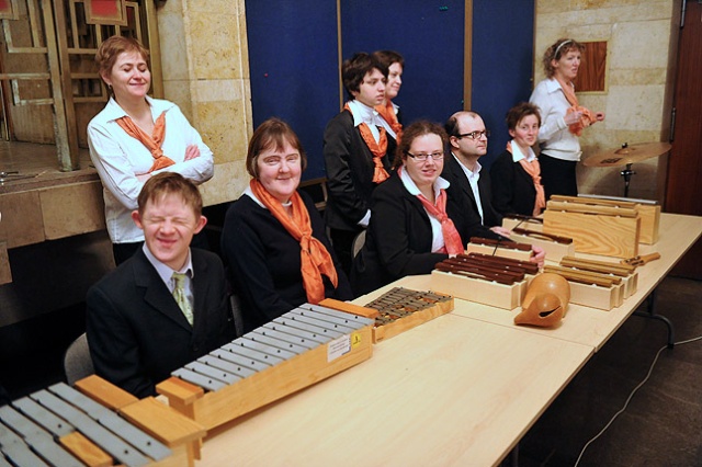 Koncertem kolęd w wykonaniu Orkiestry Perkusyjnej Gamelan ze szczecińskiego Stowarzyszenia na Rzecz Osób z Upośledzeniem Umysłowym nasza Filharmonia rozpoczęła projekt Genius Lutos.